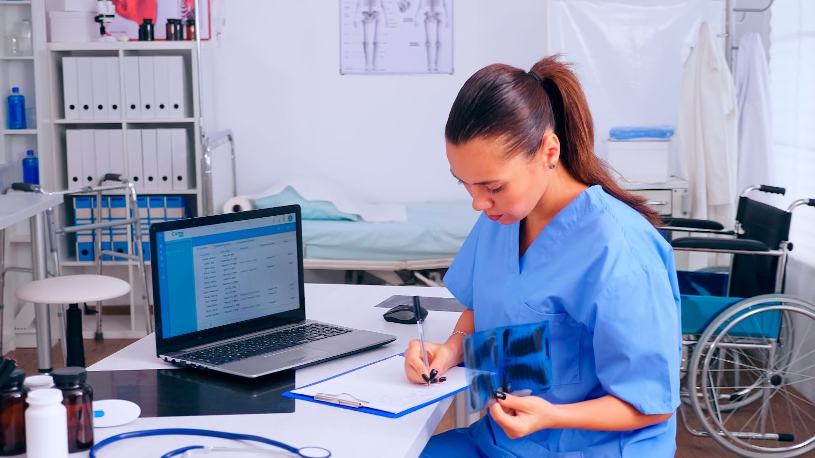 How Medical Assistant Online Schools Turn Beginners Into Job-Ready Professionals?